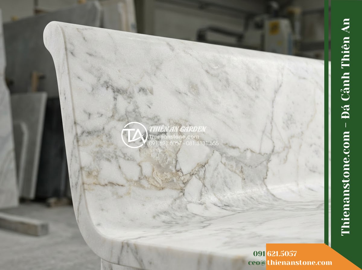 Ghế Đá Sân Trường Học Đường – Kích thước 200 x 50 x 45 cm – Kiểu dáng băng dài không tựa, thiết kế tối giản. Chất liệu đá Xanh rêu - Hình 5 Ghế Đá Sân Trường Học Đường – Kích thước 200 x 50 x 45 cm – Kiểu dáng băng dài không tựa, thiết kế tối giản. Chất liệu đá Xanh rêu - Professional installation of a green moss stone stone bench in a landscaped gard