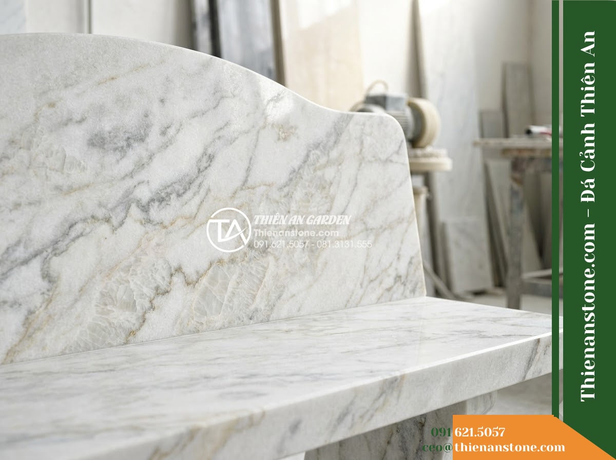 Ghế Đá Sân Trường Hướng Dương – Kích thước 165 x 48 x 78 cm – Kiểu dáng tựa nan dọc thanh mảnh. Chất liệu đá vàng cẩm thạch