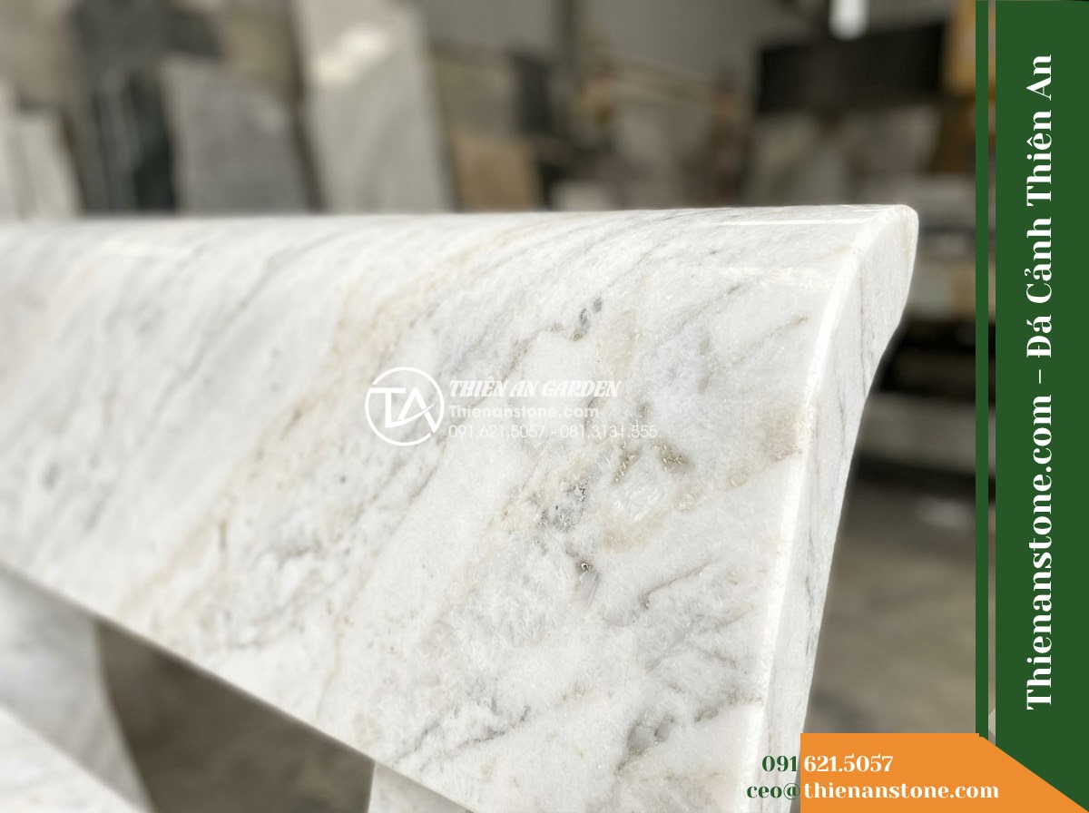 Ghế Đá Sân Trường Hướng Dương – Kích thước 165 x 48 x 78 cm – Kiểu dáng tựa nan dọc thanh mảnh. Chất liệu đá vàng cẩm thạch