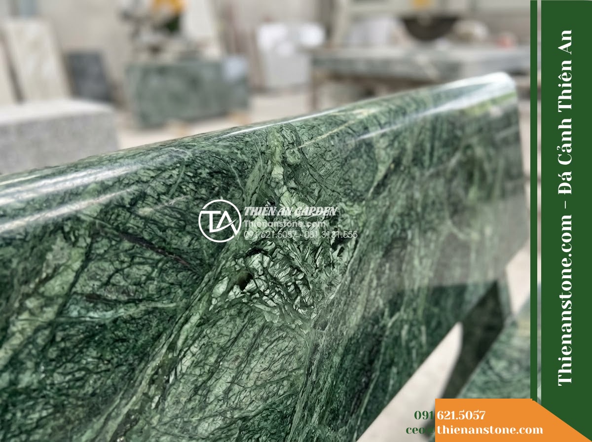 Ghế Đá Sân Trường Hướng Dương – Kích thước 165 x 48 x 78 cm – Kiểu dáng tựa nan dọc thanh mảnh. Chất liệu đá Xanh rêu
