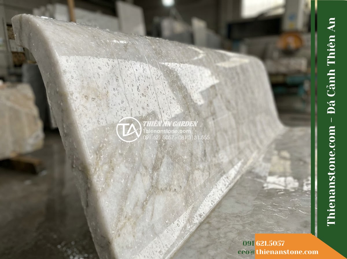 Ghế Đá Sân Trường Hướng Dương – Kích thước 165 x 48 x 78 cm – Kiểu dáng tựa nan dọc thanh mảnh. Chất liệu đá Xanh rêu