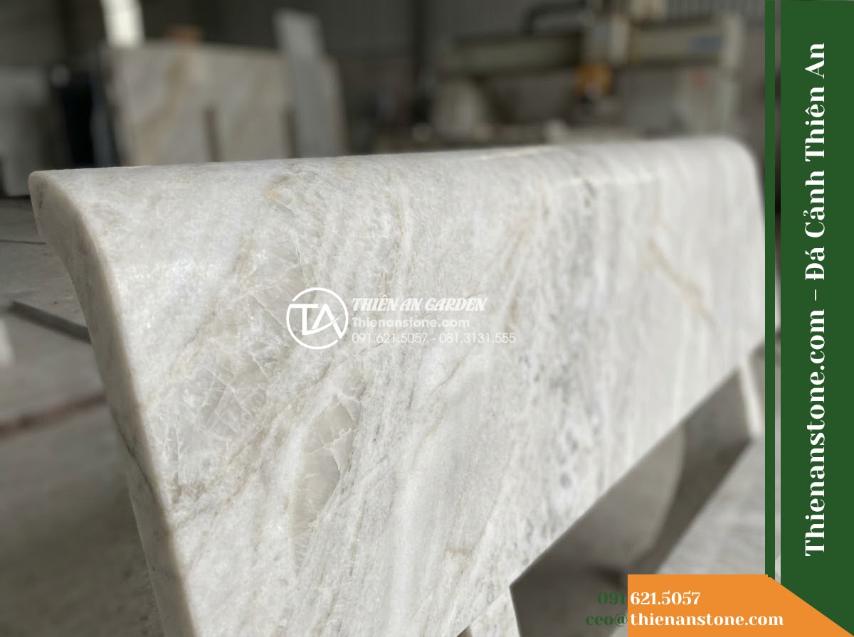Ghế Đá Sân Trường Khai Sáng – Kích thước 160 x 46 x 45 cm – Kiểu dáng không tựa, mặt phẳng chân chữ U. Chất liệu đá vân mây