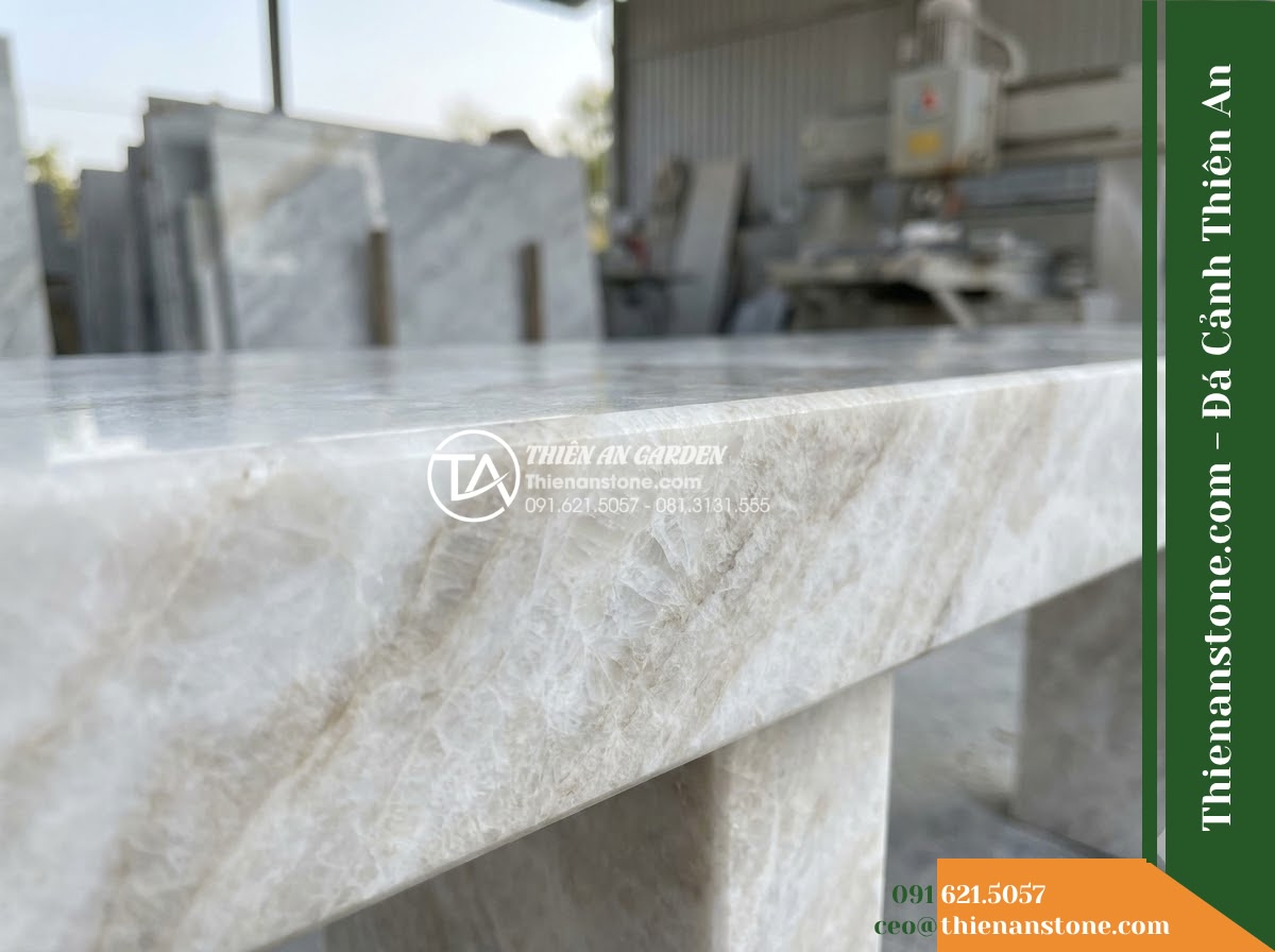 Ghế Đá Sân Trường Khai Sáng – Kích thước 160 x 46 x 45 cm – Kiểu dáng không tựa, mặt phẳng chân chữ U. Chất liệu đá vân mây