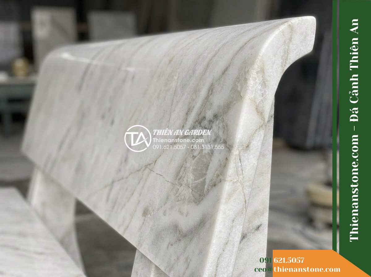Ghế Đá Sân Trường Khai Sáng – Kích thước 160 x 46 x 45 cm – Kiểu dáng không tựa, mặt phẳng chân chữ U. Chất liệu đá vân mây