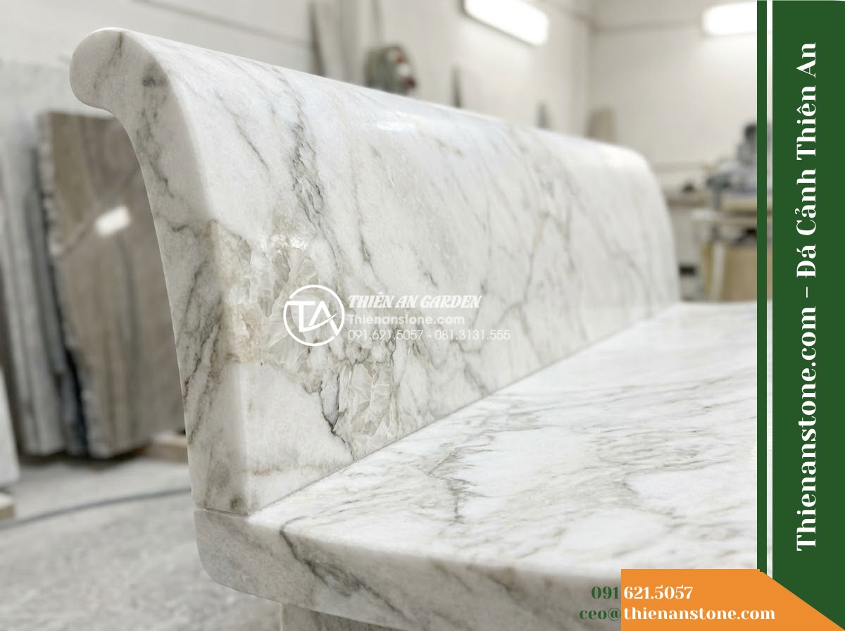 Ghế Đá Sân Trường Khai Tâm – Kích thước 150 x 46 x 45 cm – Kiểu dáng không tựa, mặt bo góc mềm. Chất liệu đá vàng cẩm thạch