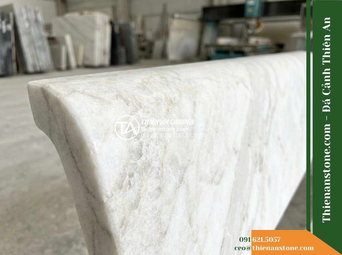 Ghế Đá Sân Trường Khai Tâm – Kích thước 150 x 46 x 45 cm – Kiểu dáng không tựa, mặt bo góc mềm. Chất liệu đá vàng cẩm thạch