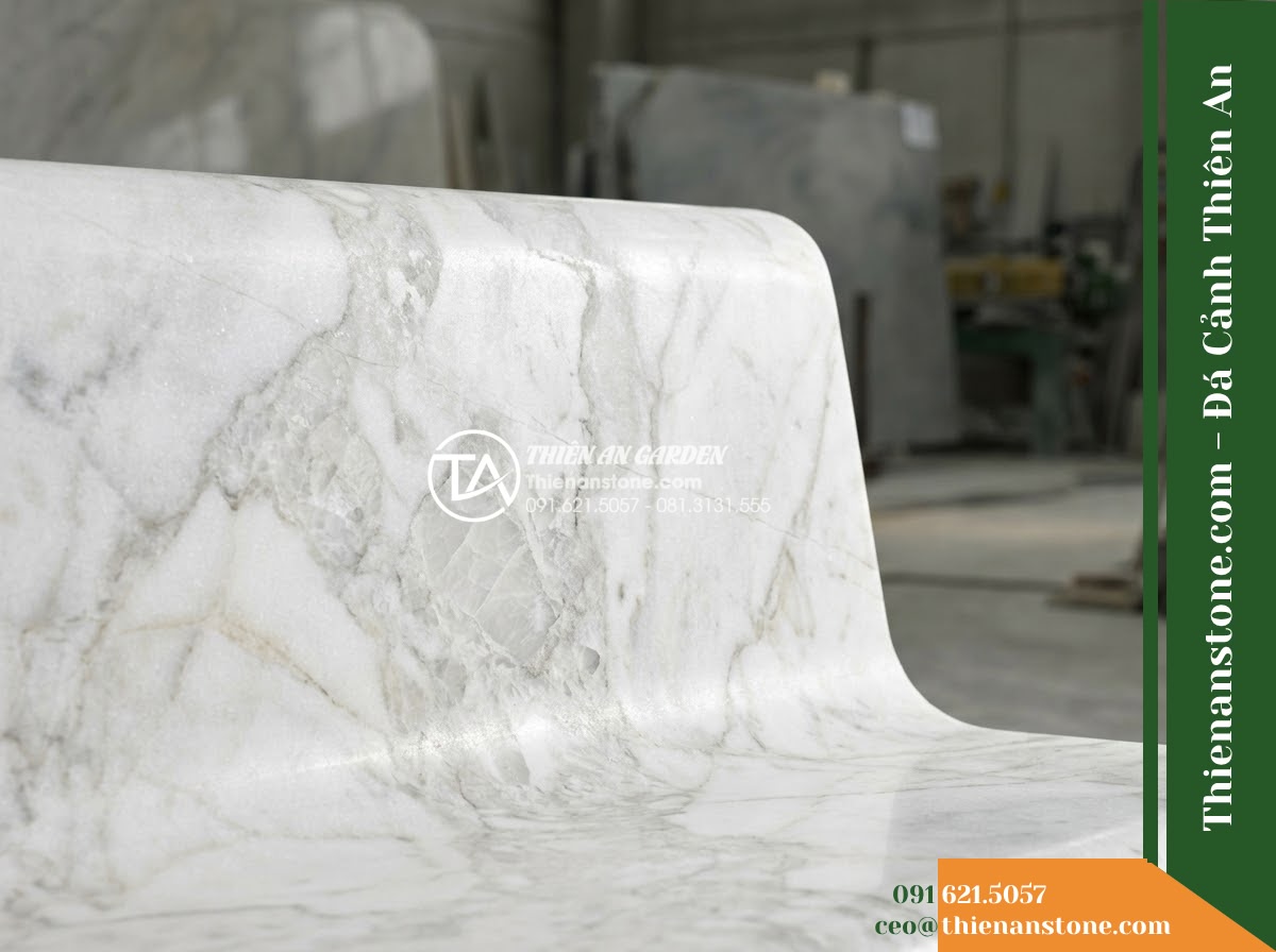 Ghế Đá Sân Trường Khai Tâm – Kích thước 150 x 46 x 45 cm – Kiểu dáng không tựa, mặt bo góc mềm. Chất liệu đá vàng cẩm thạch