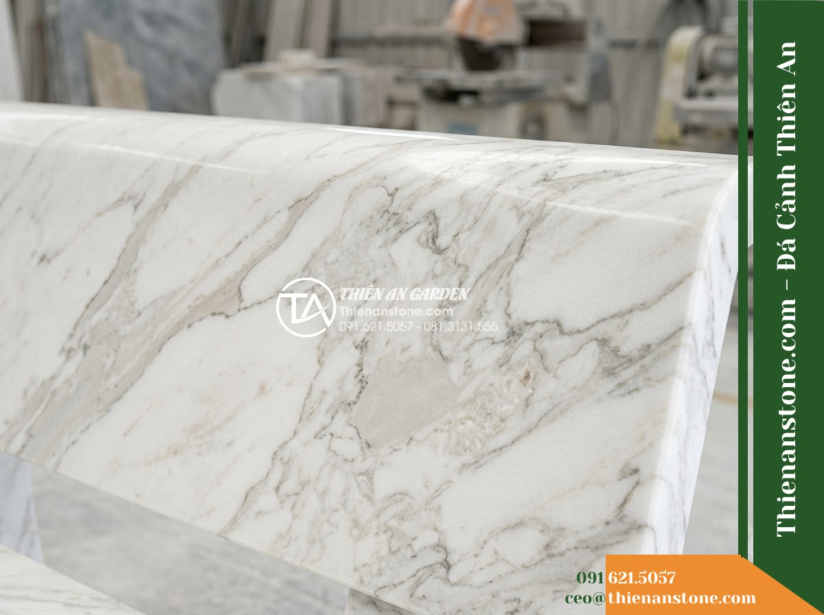 Ghế Đá Sân Trường Khát Vọng – Kích thước 180 x 50 x 82 cm – Kiểu dáng tựa cao bo cong, chân trụ đôi. Chất liệu đá vàng cẩm thạch