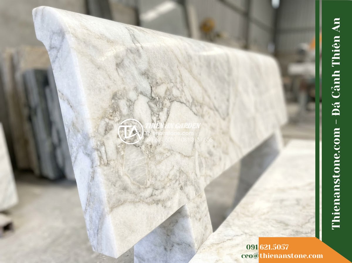 Ghế Đá Sân Trường Khát Vọng – Kích thước 180 x 50 x 82 cm – Kiểu dáng tựa cao bo cong, chân trụ đôi. Chất liệu đá Xanh rêu