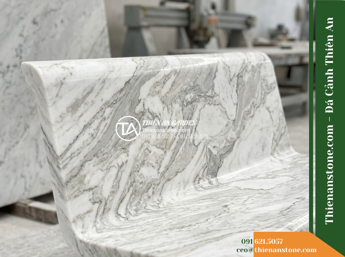 Ghế Đá Sân Trường Khát Vọng – Kích thước 180 x 50 x 82 cm – Kiểu dáng tựa cao bo cong, chân trụ đôi. Chất liệu đá Xanh rêu