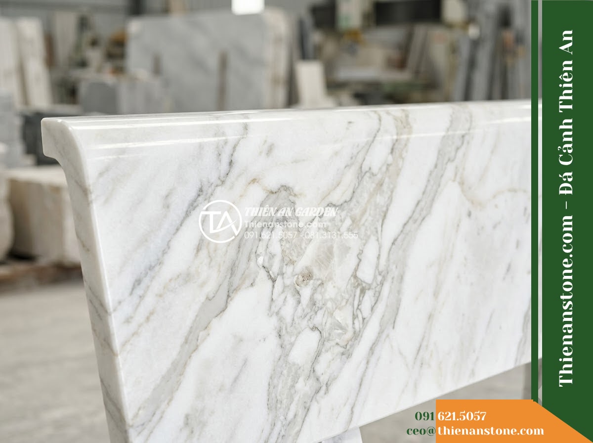 Ghế Đá Sân Trường Khát Vọng – Kích thước 180 x 50 x 82 cm – Kiểu dáng tựa cao bo cong, chân trụ đôi. Chất liệu đá Xanh rêu