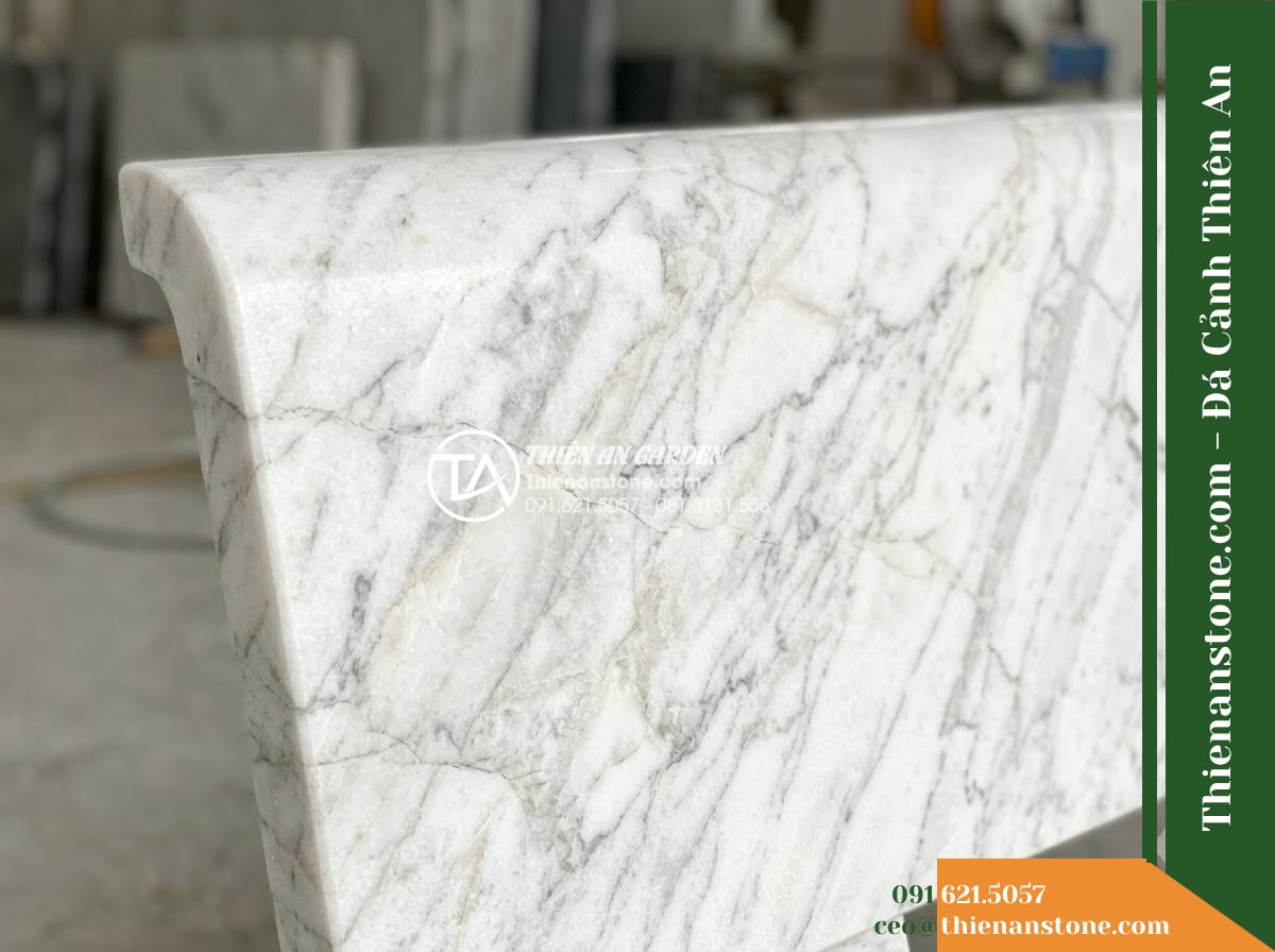 Ghế Đá Sân Trường Khát Vọng – Kích thước 180 x 50 x 82 cm – Kiểu dáng tựa cao bo cong, chân trụ đôi. Chất liệu đá Xanh rêu
