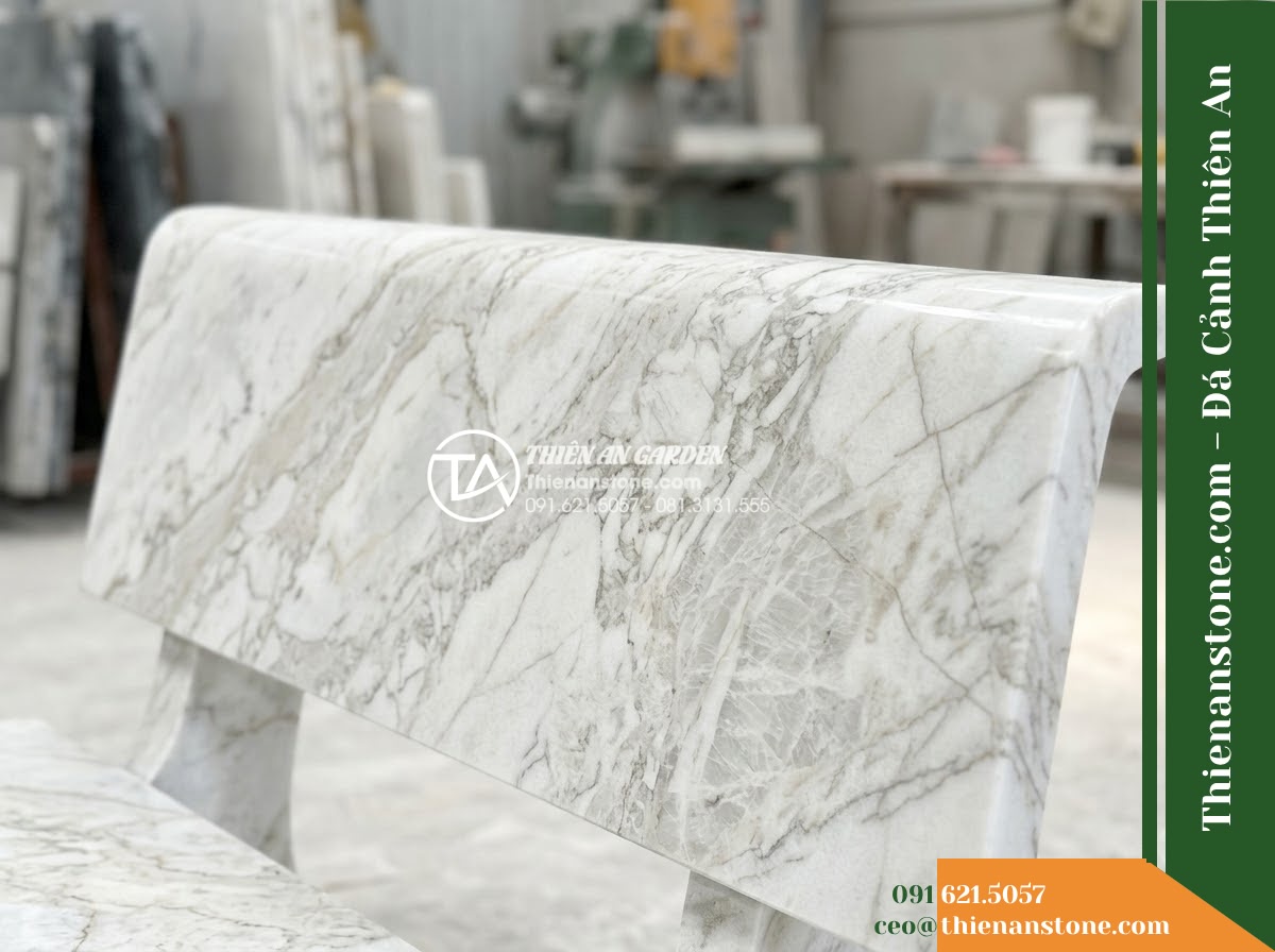 Ghế Đá Sân Trường Măng Non – Kích thước 150 x 45 x 78 cm – Kiểu dáng tựa cong nhẹ, hai đầu bo tròn. Chất liệu đá hoa cương
