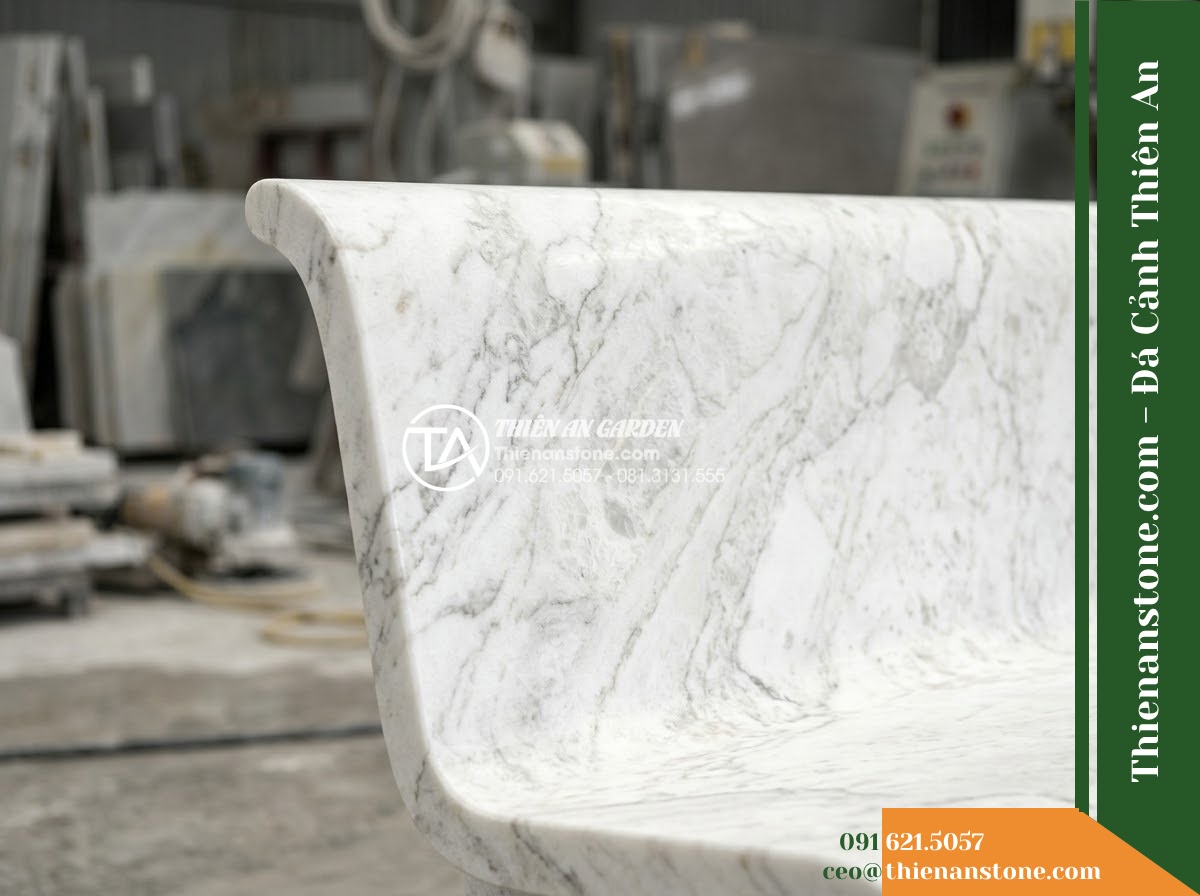 Ghế Đá Sân Trường Măng Non – Kích thước 150 x 45 x 78 cm – Kiểu dáng tựa cong nhẹ, hai đầu bo tròn. Chất liệu đá hoa cương - Hình 2 Ghế Đá Sân Trường Măng Non – Kích thước 150 x 45 x 78 cm – Kiểu dáng tựa cong nhẹ, hai đầu bo tròn. Chất liệu đá hoa cương - granite stone bench with natural veins, sitting on a manicured lawn with tropica