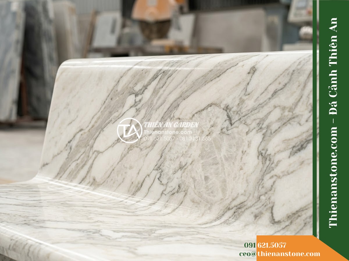 Ghế Đá Sân Trường Măng Non – Kích thước 150 x 45 x 78 cm – Kiểu dáng tựa cong nhẹ, hai đầu bo tròn. Chất liệu đá hoa cương - Hình 3 Ghế Đá Sân Trường Măng Non – Kích thước 150 x 45 x 78 cm – Kiểu dáng tựa cong nhẹ, hai đầu bo tròn. Chất liệu đá hoa cương - granite stone bench flanked by potted bonsai trees on a resort terrace overlooki