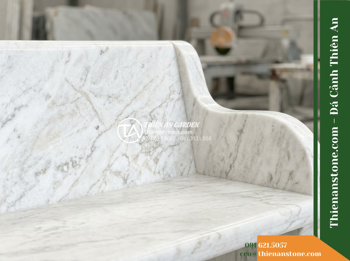 Ghế Đá Sân Trường Măng Non – Kích thước 150 x 45 x 78 cm – Kiểu dáng tựa cong nhẹ, hai đầu bo tròn. Chất liệu đá hoa cương - Hình 4 Ghế Đá Sân Trường Măng Non – Kích thước 150 x 45 x 78 cm – Kiểu dáng tựa cong nhẹ, hai đầu bo tròn. Chất liệu đá hoa cương - A granite stone bench integrated into a Vietnamese luxury resort landscape desig