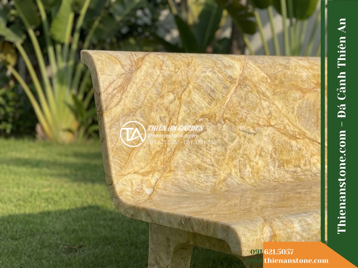 Ghế Đá Sân Trường Măng Non – Kích thước 150 x 45 x 78 cm – Kiểu dáng tựa cong nhẹ, hai đầu bo tròn. Chất liệu đá vàng cẩm thạch