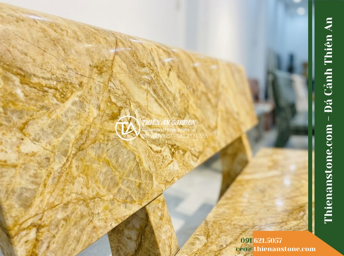 Ghế Đá Sân Trường Măng Non – Kích thước 150 x 45 x 78 cm – Kiểu dáng tựa cong nhẹ, hai đầu bo tròn. Chất liệu đá vàng cẩm thạch