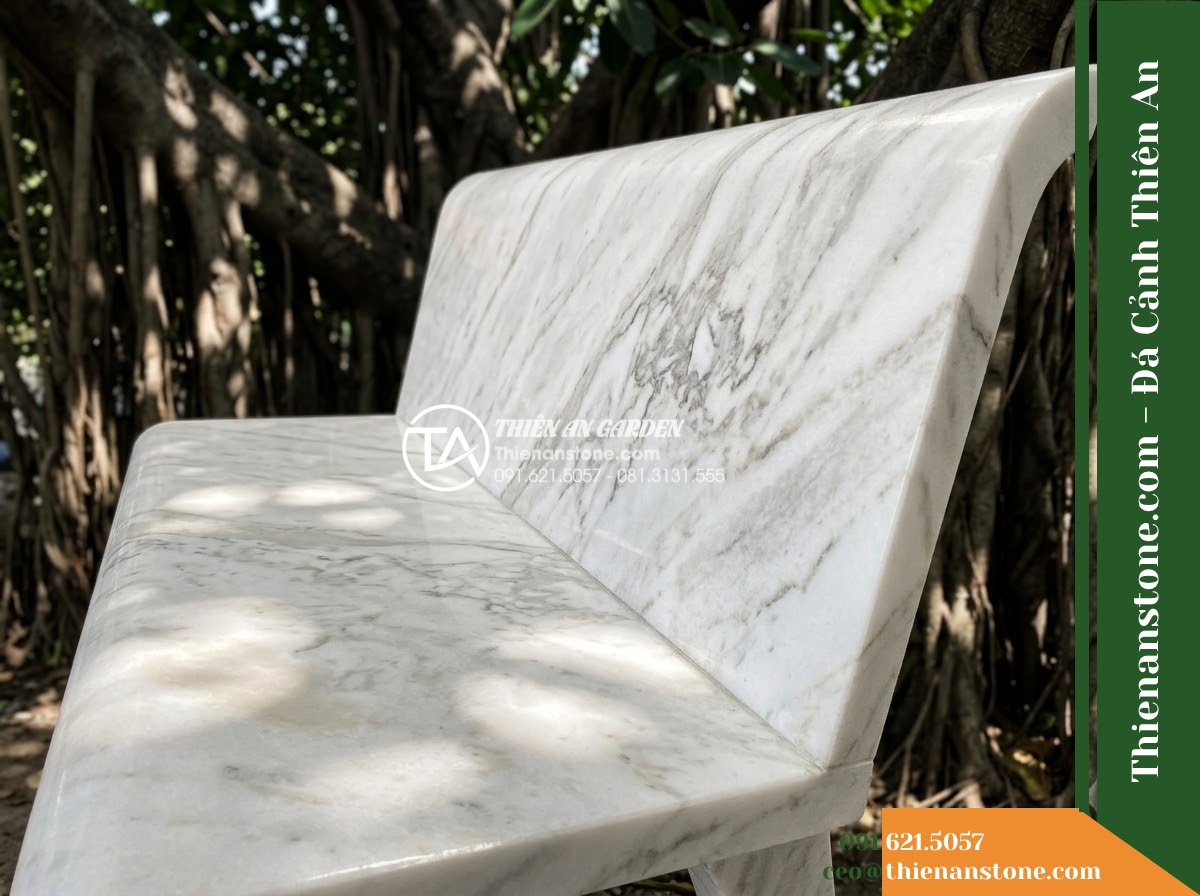 Ghế Đá Sân Trường Nắng Mai – Kích thước 170 x 50 x 82 cm – Kiểu dáng tựa vòm cao, chân chữ A. Chất liệu đá hoa cương