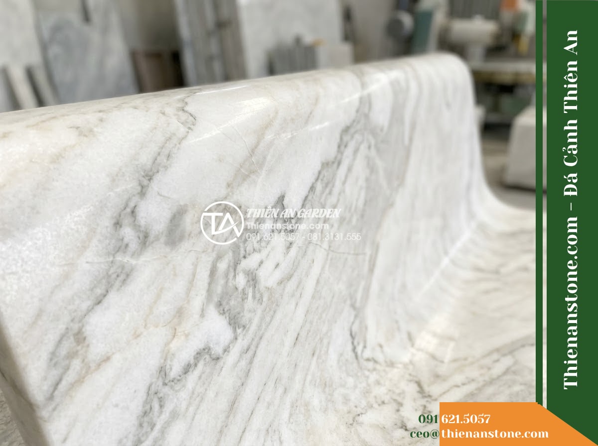 Ghế Đá Sân Trường Nắng Mai – Kích thước 170 x 50 x 82 cm – Kiểu dáng tựa vòm cao, chân chữ A. Chất liệu đá hoa cương