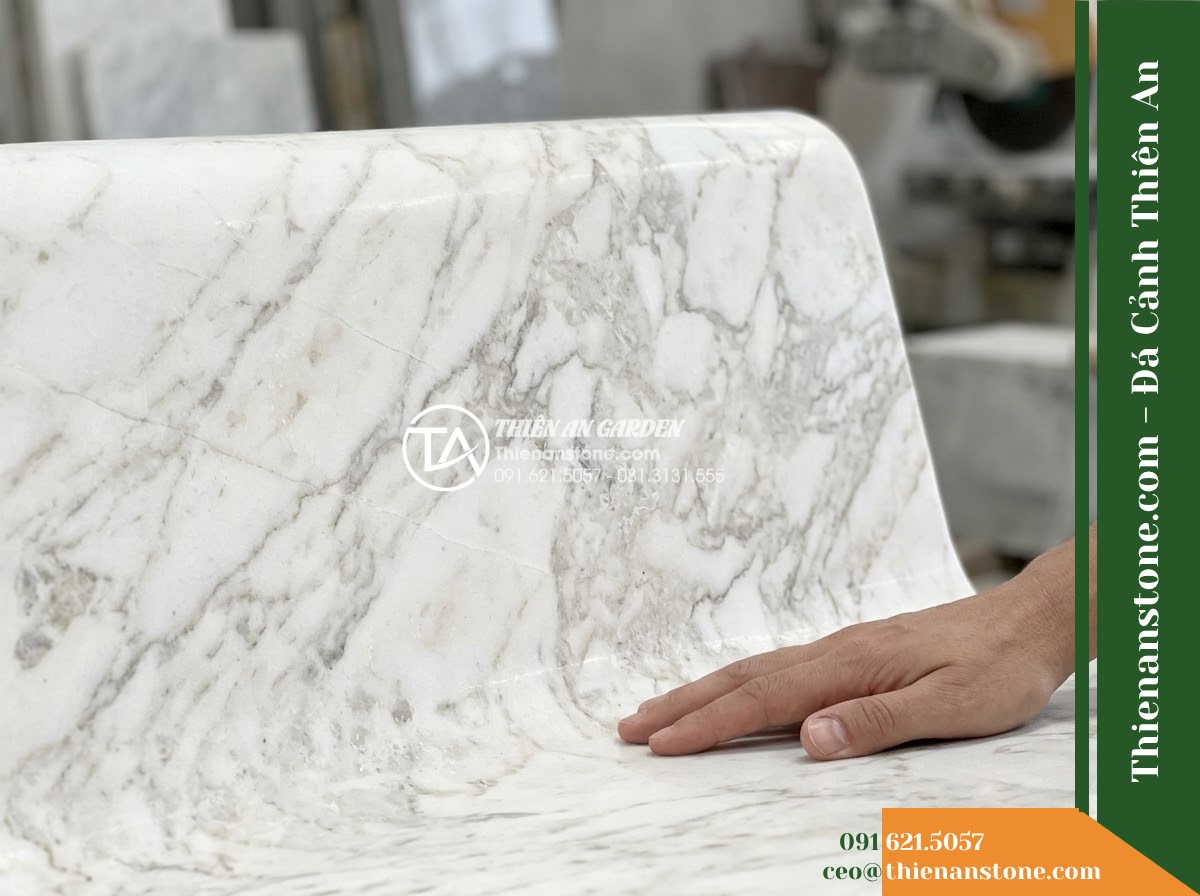 Ghế Đá Sân Trường Nắng Mai – Kích thước 170 x 50 x 82 cm – Kiểu dáng tựa vòm cao, chân chữ A. Chất liệu đá vân mây