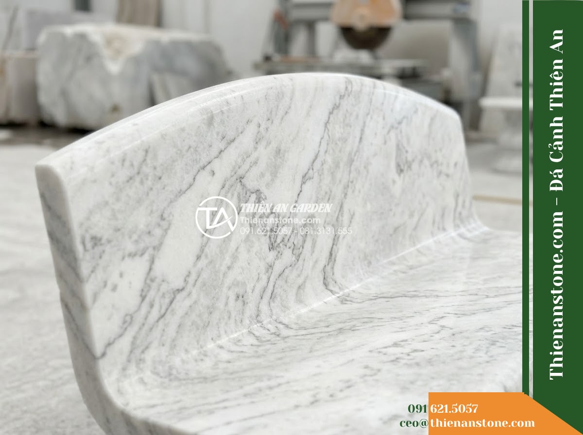 Ghế Đá Sân Trường Nắng Mai – Kích thước 170 x 50 x 82 cm – Kiểu dáng tựa vòm cao, chân chữ A. Chất liệu đá vân mây