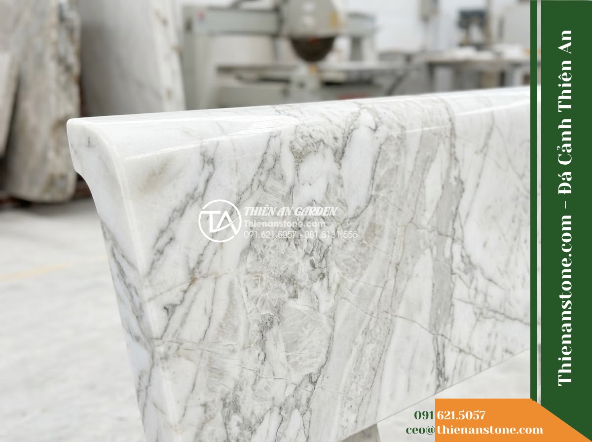 Ghế Đá Sân Trường Ngày Mới – Kích thước 150 x 45 x 45 cm – Kiểu dáng không tựa gọn nhẹ, cạnh bo tròn. Chất liệu đá vàng cẩm thạch