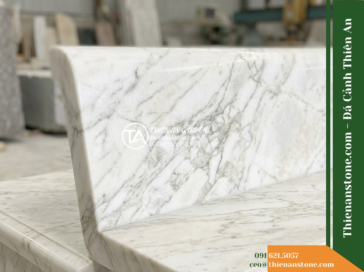 Ghế Đá Sân Trường Ngày Mới – Kích thước 150 x 45 x 45 cm – Kiểu dáng không tựa gọn nhẹ, cạnh bo tròn. Chất liệu đá Xanh rêu - Hình 2 Ghế Đá Sân Trường Ngày Mới – Kích thước 150 x 45 x 45 cm – Kiểu dáng không tựa gọn nhẹ, cạnh bo tròn. Chất liệu đá Xanh rêu - A beautifully crafted green moss stone stone bench under a large banyan tree, da