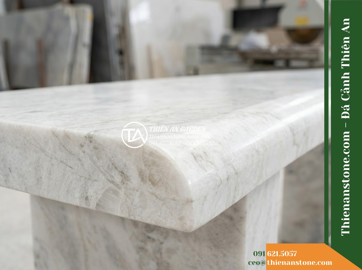 Ghế Đá Sân Trường Ngày Mới – Kích thước 150 x 45 x 45 cm – Kiểu dáng không tựa gọn nhẹ, cạnh bo tròn. Chất liệu đá Xanh rêu - Hình 6 Ghế Đá Sân Trường Ngày Mới – Kích thước 150 x 45 x 45 cm – Kiểu dáng không tựa gọn nhẹ, cạnh bo tròn. Chất liệu đá Xanh rêu - Showroom display of various green moss stone stone benches at Da Canh Thien An,