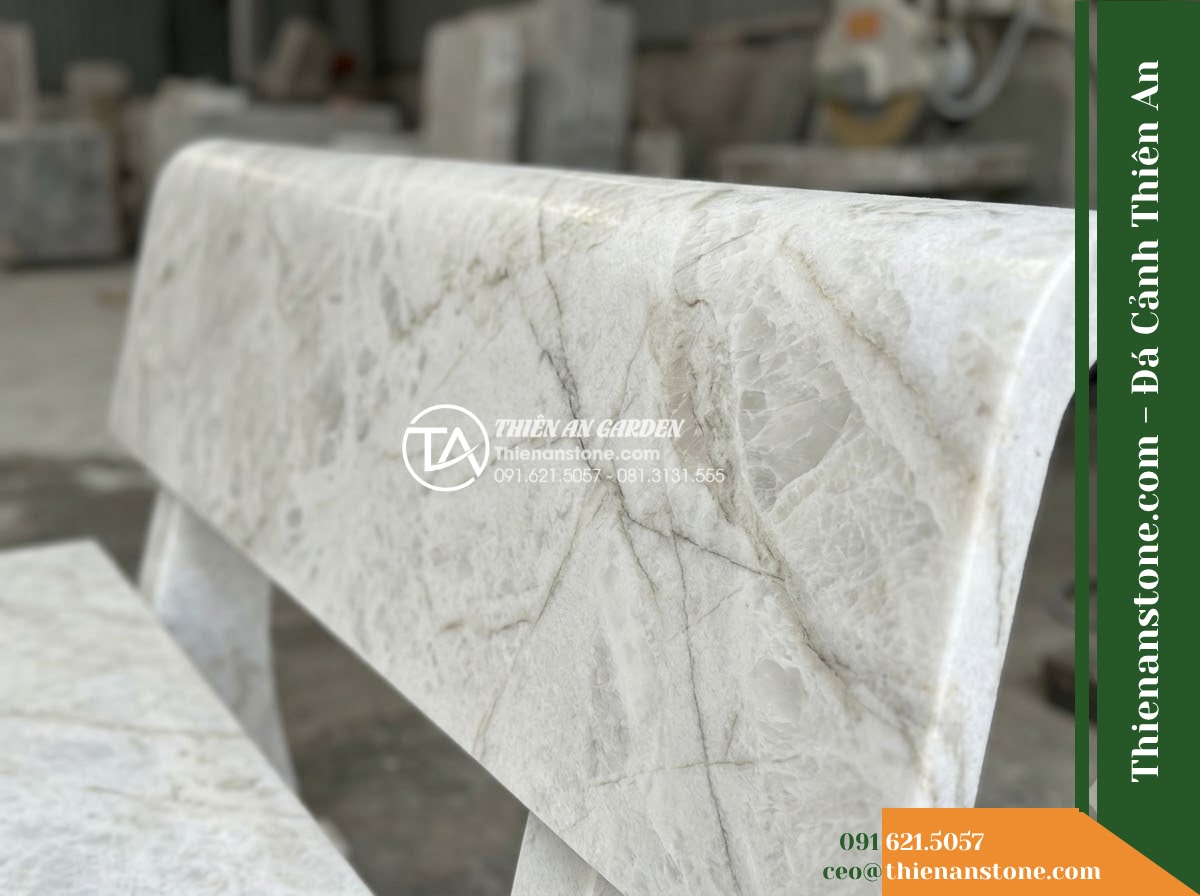 Ghế Đá Sân Trường Ngôi Sao – Kích thước 170 x 48 x 80 cm – Kiểu dáng tựa liền bo cong, mặt ngồi rộng. Chất liệu đá vân mây