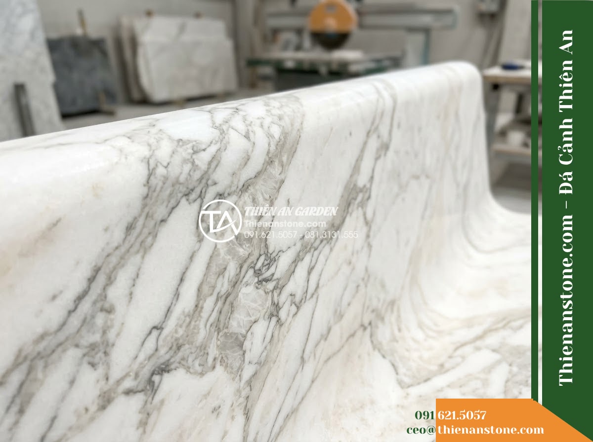 Ghế Đá Sân Trường Phượng Hồng – Kích thước 175 x 50 x 82 cm – Kiểu dáng tựa vòm rộng, chân trụ bản lớn. Chất liệu đá Xanh rêu - Hình 3 Ghế Đá Sân Trường Phượng Hồng – Kích thước 175 x 50 x 82 cm – Kiểu dáng tựa vòm rộng, chân trụ bản lớn. Chất liệu đá Xanh rêu - green moss stone stone bench flanked by potted bonsai trees on a resort terrace