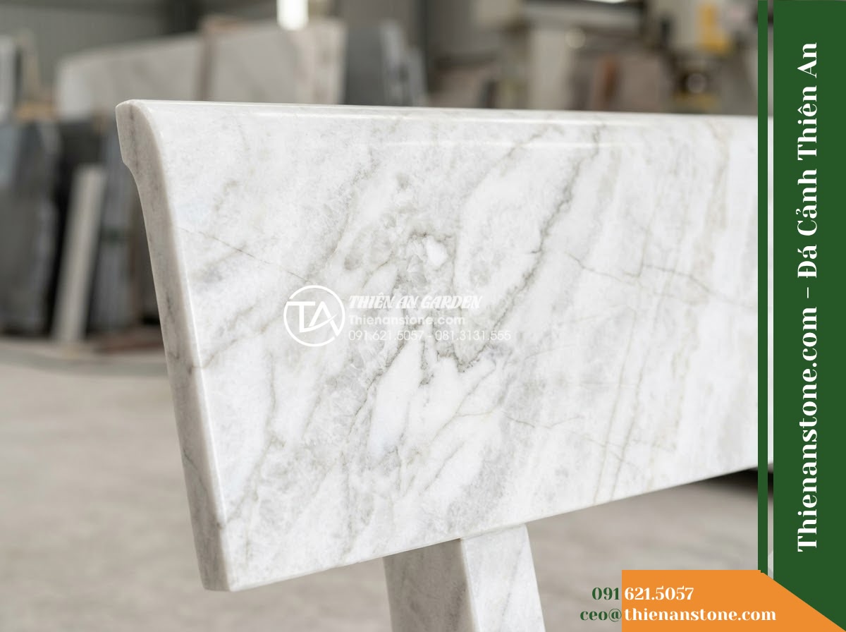Ghế Đá Sân Trường Phượng Hồng – Kích thước 175 x 50 x 82 cm – Kiểu dáng tựa vòm rộng, chân trụ bản lớn. Chất liệu đá Xanh rêu - Hình 4 Ghế Đá Sân Trường Phượng Hồng – Kích thước 175 x 50 x 82 cm – Kiểu dáng tựa vòm rộng, chân trụ bản lớn. Chất liệu đá Xanh rêu - A green moss stone stone bench integrated into a Vietnamese luxury resort landsc