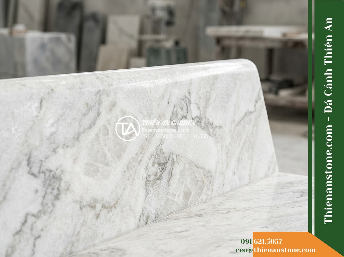 Ghế Đá Sân Trường Phượng Hồng – Kích thước 175 x 50 x 82 cm – Kiểu dáng tựa vòm rộng, chân trụ bản lớn. Chất liệu đá Xanh rêu - Hình 6 Ghế Đá Sân Trường Phượng Hồng – Kích thước 175 x 50 x 82 cm – Kiểu dáng tựa vòm rộng, chân trụ bản lớn. Chất liệu đá Xanh rêu - Showroom display of various green moss stone stone benches at Da Canh Thien An,