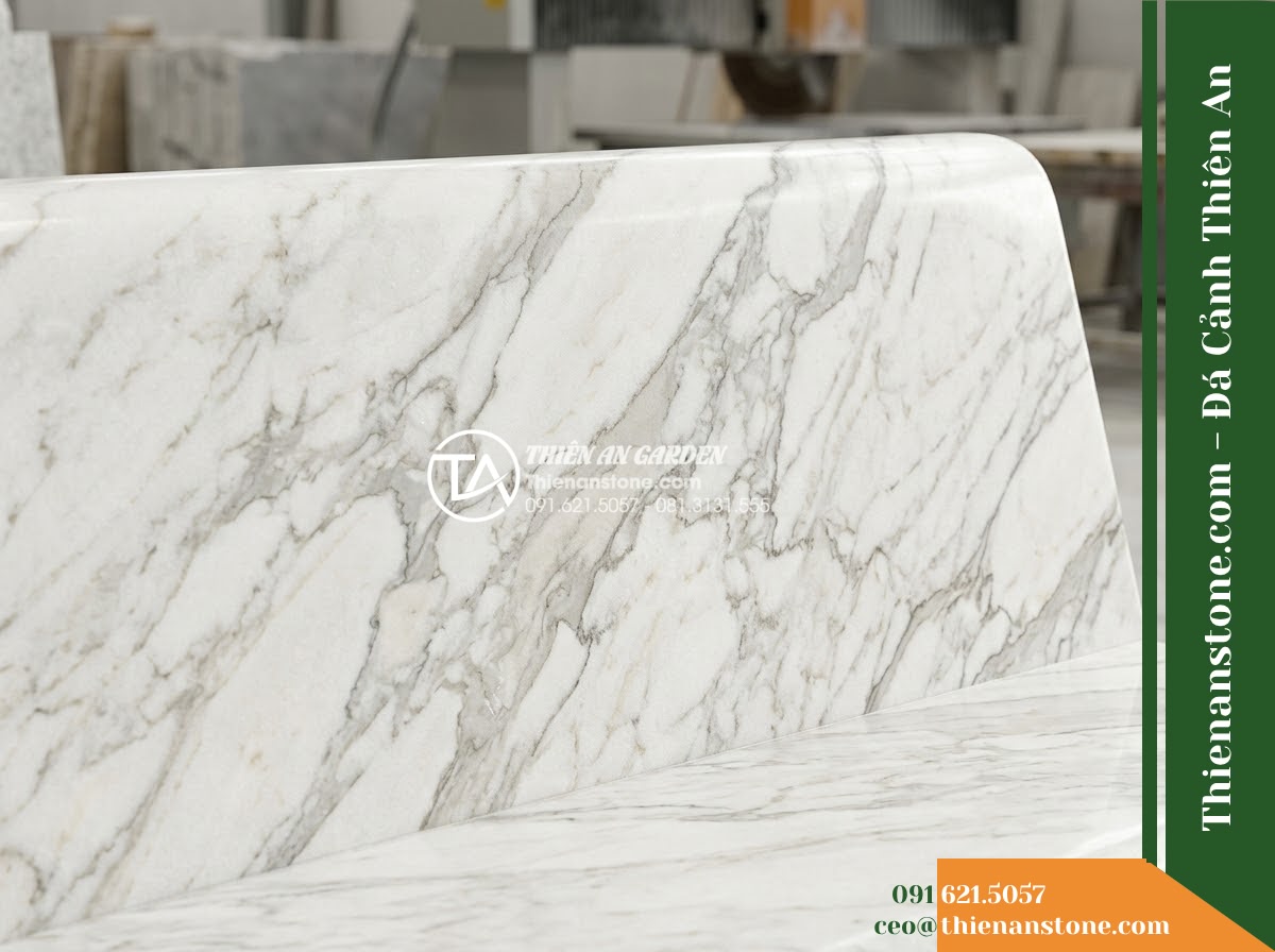 Ghế Đá Sân Trường Sáng Tạo – Kích thước 170 x 50 x 80 cm – Kiểu dáng tựa nan ngang hiện đại, chân chữ U. Chất liệu đá vàng cẩm thạch