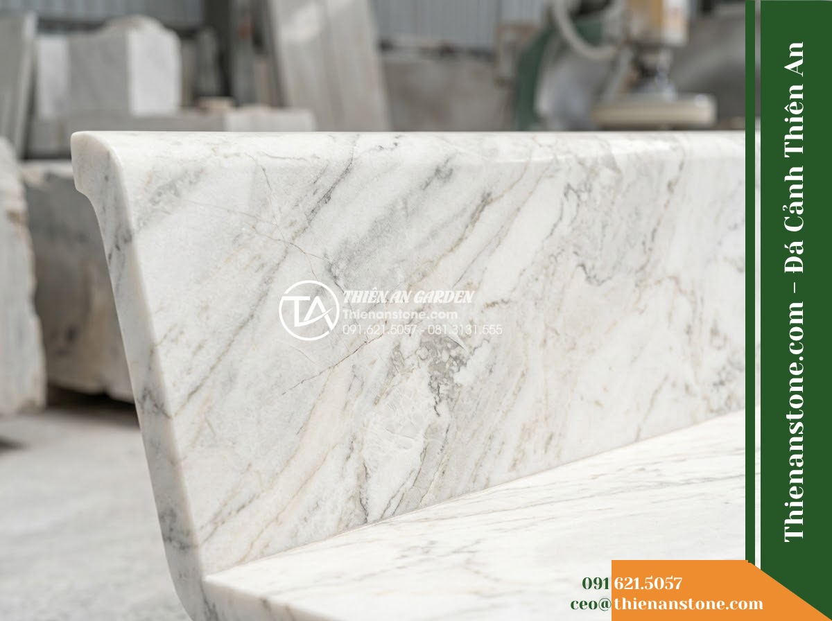 Ghế Đá Sân Trường Sáng Tạo – Kích thước 170 x 50 x 80 cm – Kiểu dáng tựa nan ngang hiện đại, chân chữ U. Chất liệu đá vàng cẩm thạch