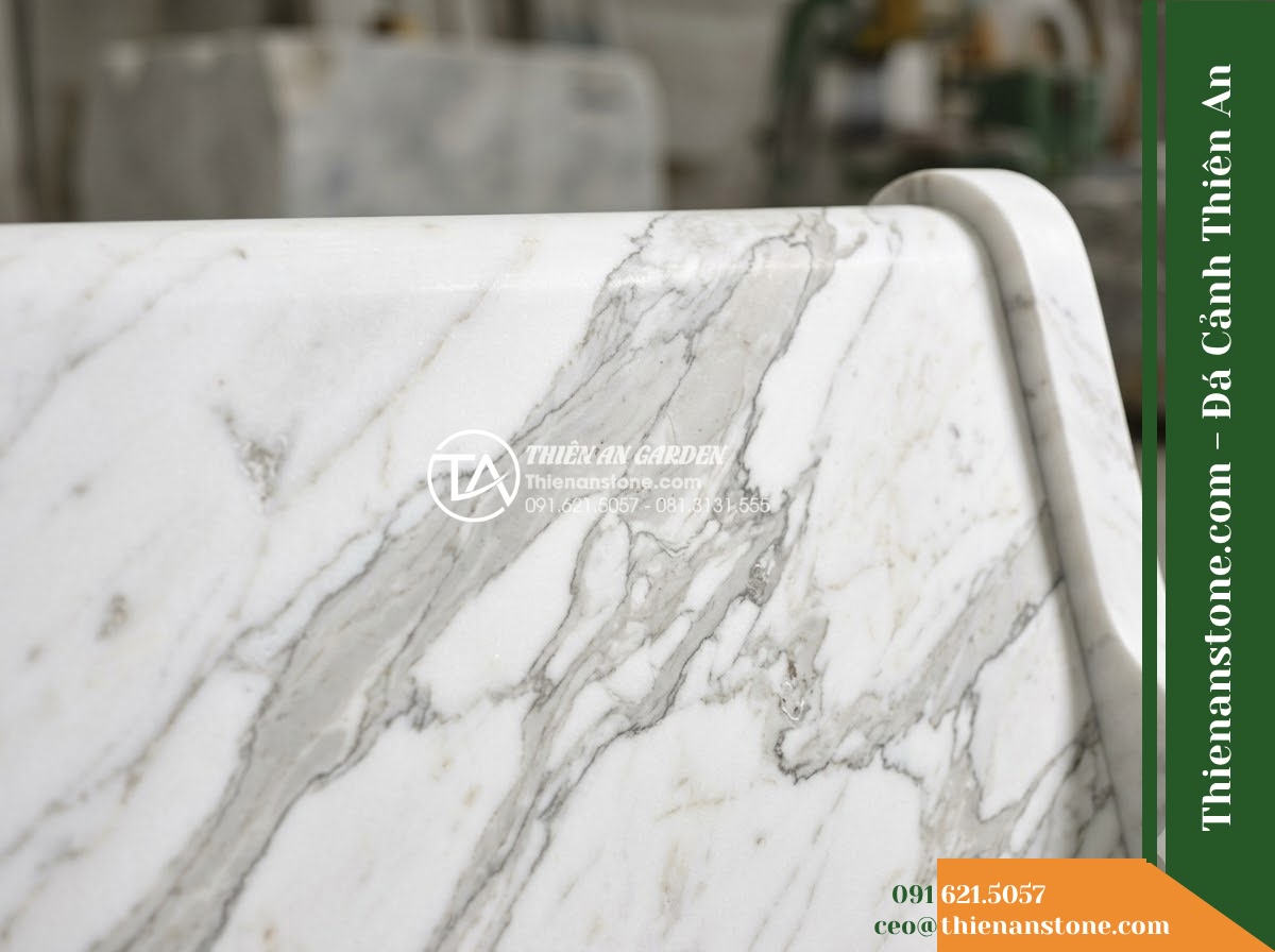 Ghế Đá Sân Trường Sáng Tạo – Kích thước 170 x 50 x 80 cm – Kiểu dáng tựa nan ngang hiện đại, chân chữ U. Chất liệu đá vàng cẩm thạch