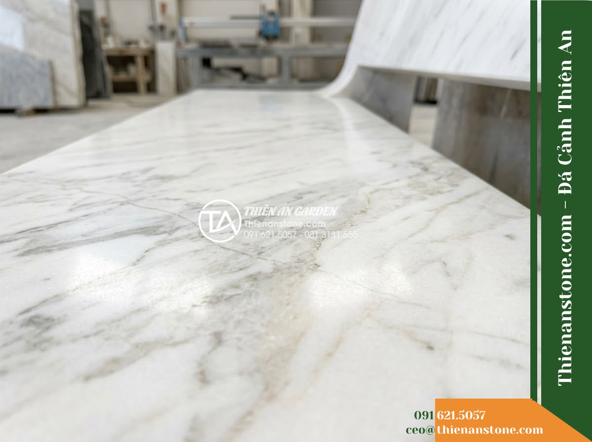 Ghế Đá Sân Trường Sáng Tạo – Kích thước 170 x 50 x 80 cm – Kiểu dáng tựa nan ngang hiện đại, chân chữ U. Chất liệu đá Xanh rêu