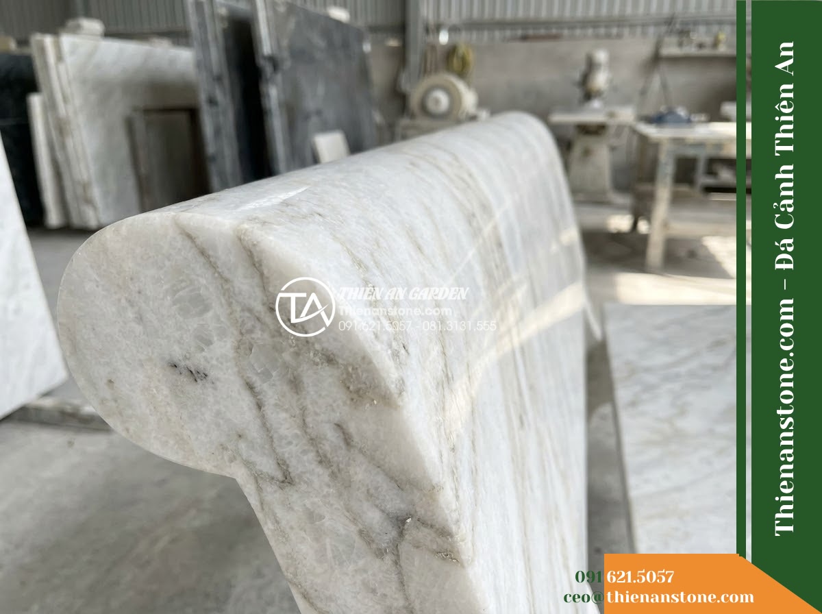 Ghế Đá Sân Trường Sáng Tạo – Kích thước 170 x 50 x 80 cm – Kiểu dáng tựa nan ngang hiện đại, chân chữ U. Chất liệu đá Xanh rêu