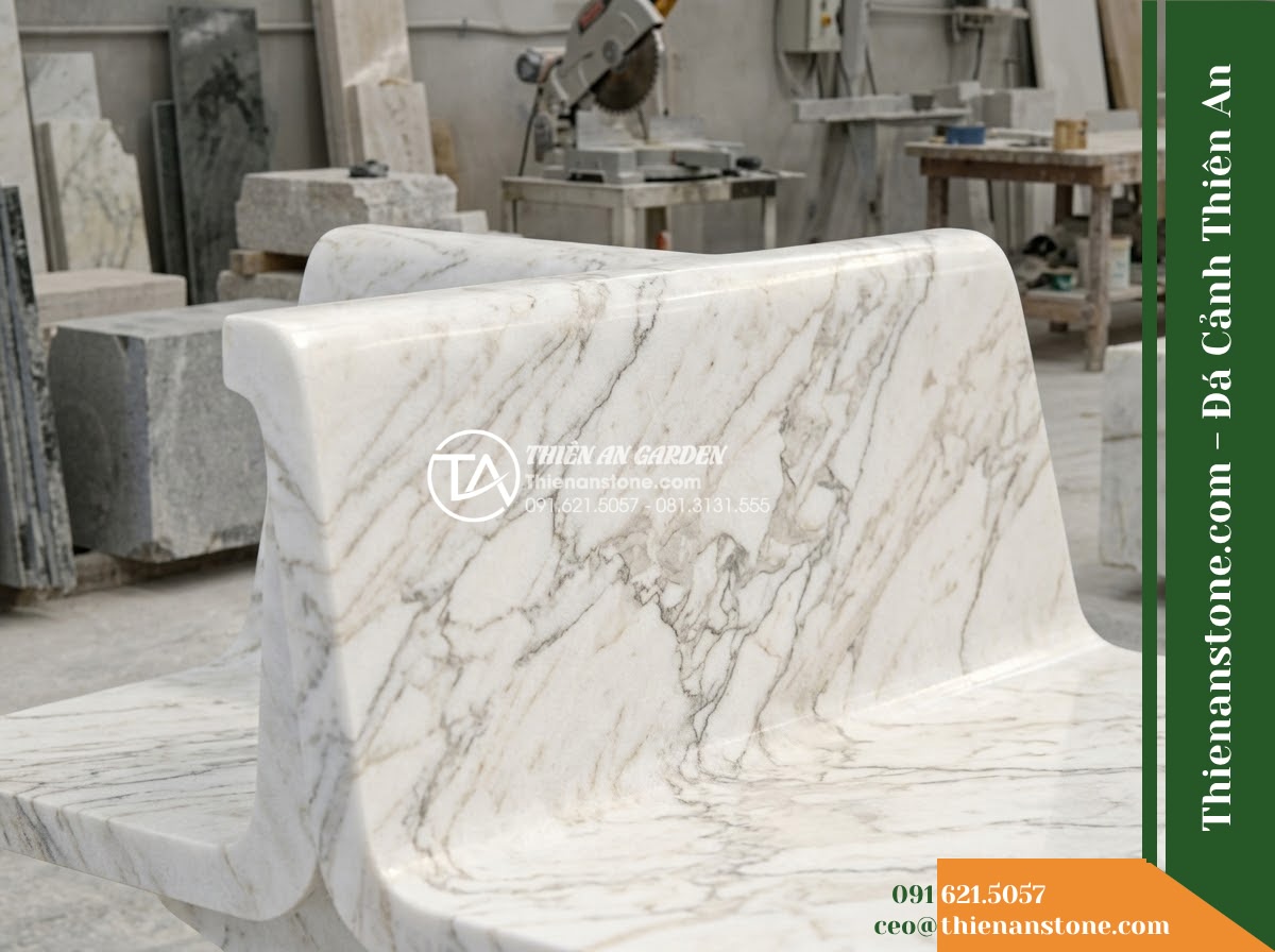 Ghế Đá Sân Trường Sao Mai – Kích thước 160 x 48 x 80 cm – Kiểu dáng tựa nan dọc bo cong, chân trụ đôi. Chất liệu đá hoa cương