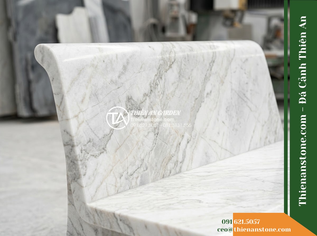 Ghế Đá Sân Trường Sao Mai – Kích thước 160 x 48 x 80 cm – Kiểu dáng tựa nan dọc bo cong, chân trụ đôi. Chất liệu đá hoa cương