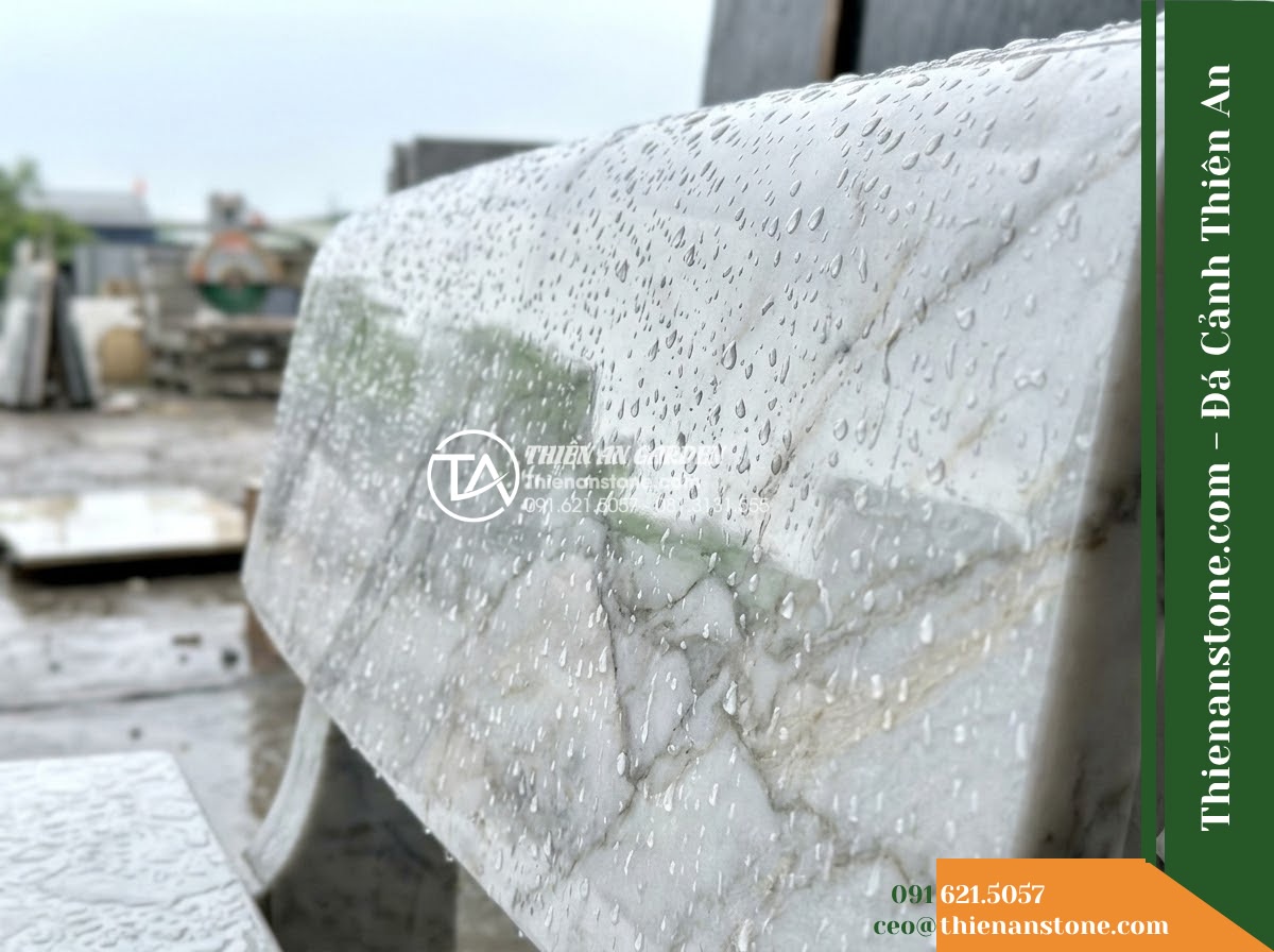 Ghế Đá Sân Trường Sao Mai – Kích thước 160 x 48 x 80 cm – Kiểu dáng tựa nan dọc bo cong, chân trụ đôi. Chất liệu đá hoa cương
