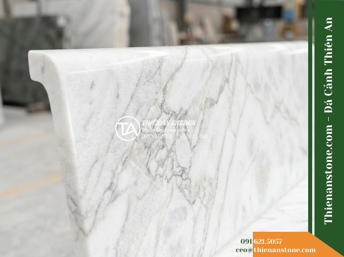 Ghế Đá Sân Trường Tân Tiến – Kích thước 160 x 48 x 78 cm – Kiểu dáng tựa nan ngang thấp, mặt rộng. Chất liệu đá vàng cẩm thạch