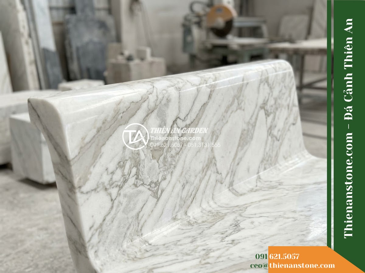 Ghế Đá Sân Trường Tân Tiến – Kích thước 160 x 48 x 78 cm – Kiểu dáng tựa nan ngang thấp, mặt rộng. Chất liệu đá vàng cẩm thạch - Hình 6 Ghế Đá Sân Trường Tân Tiến – Kích thước 160 x 48 x 78 cm – Kiểu dáng tựa nan ngang thấp, mặt rộng. Chất liệu đá vàng cẩm thạch - Showroom display of various golden marble stone benches at Da Canh Thien An, pro
