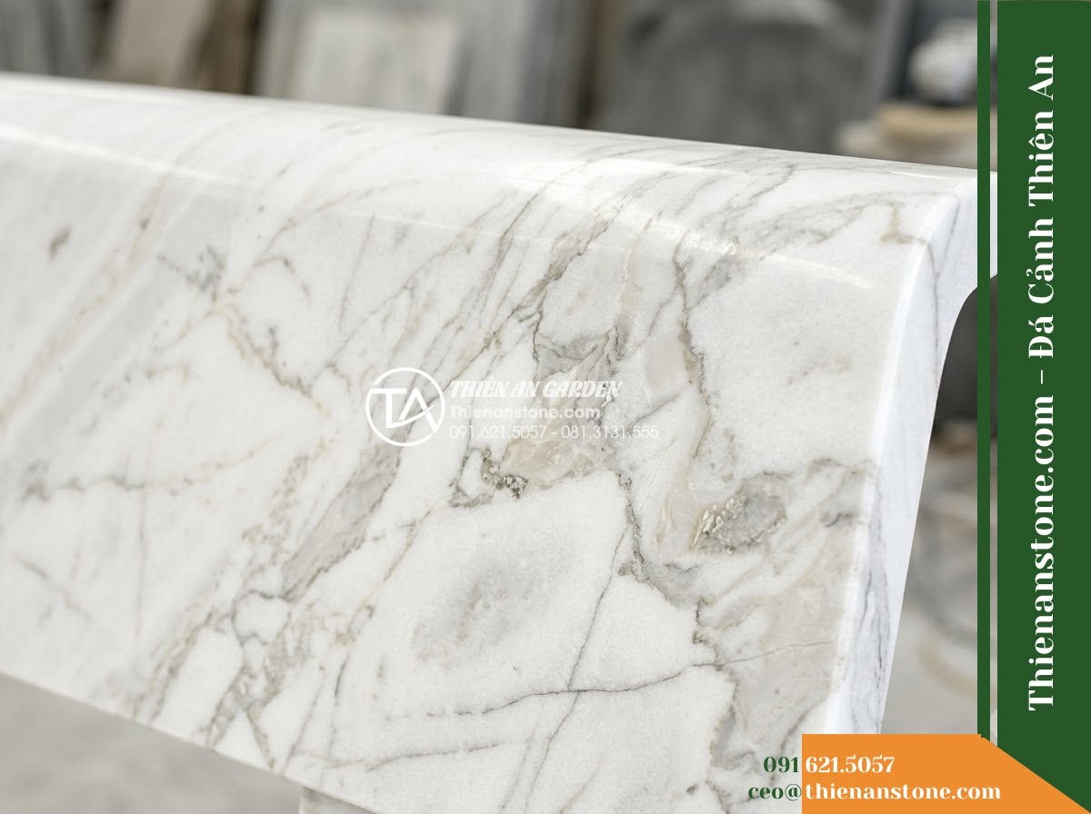 Ghế Đá Sân Trường Tân Tiến – Kích thước 160 x 48 x 78 cm – Kiểu dáng tựa nan ngang thấp, mặt rộng. Chất liệu đá Xanh rêu