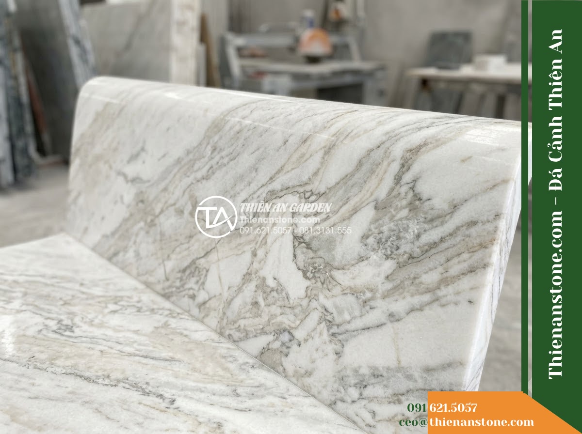 Ghế Đá Sân Trường Tân Tiến – Kích thước 160 x 48 x 78 cm – Kiểu dáng tựa nan ngang thấp, mặt rộng. Chất liệu đá Xanh rêu