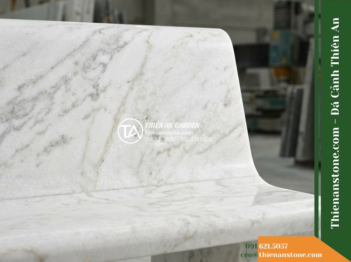 Ghế Đá Sân Trường Thân Thiện – Kích thước 160 x 45 x 45 cm – Kiểu dáng băng dài không tựa, chân chữ U. Chất liệu đá hoa cương - Hình 5 Ghế Đá Sân Trường Thân Thiện – Kích thước 160 x 45 x 45 cm – Kiểu dáng băng dài không tựa, chân chữ U. Chất liệu đá hoa cương - Professional installation of a granite stone bench in a landscaped garden, worke