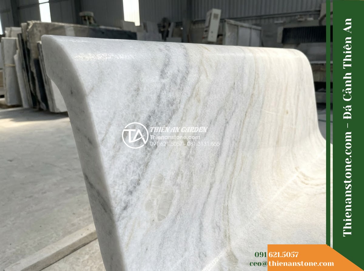 Ghế Đá Sân Trường Thân Thiện – Kích thước 160 x 45 x 45 cm – Kiểu dáng băng dài không tựa, chân chữ U. Chất liệu đá vàng cẩm thạch