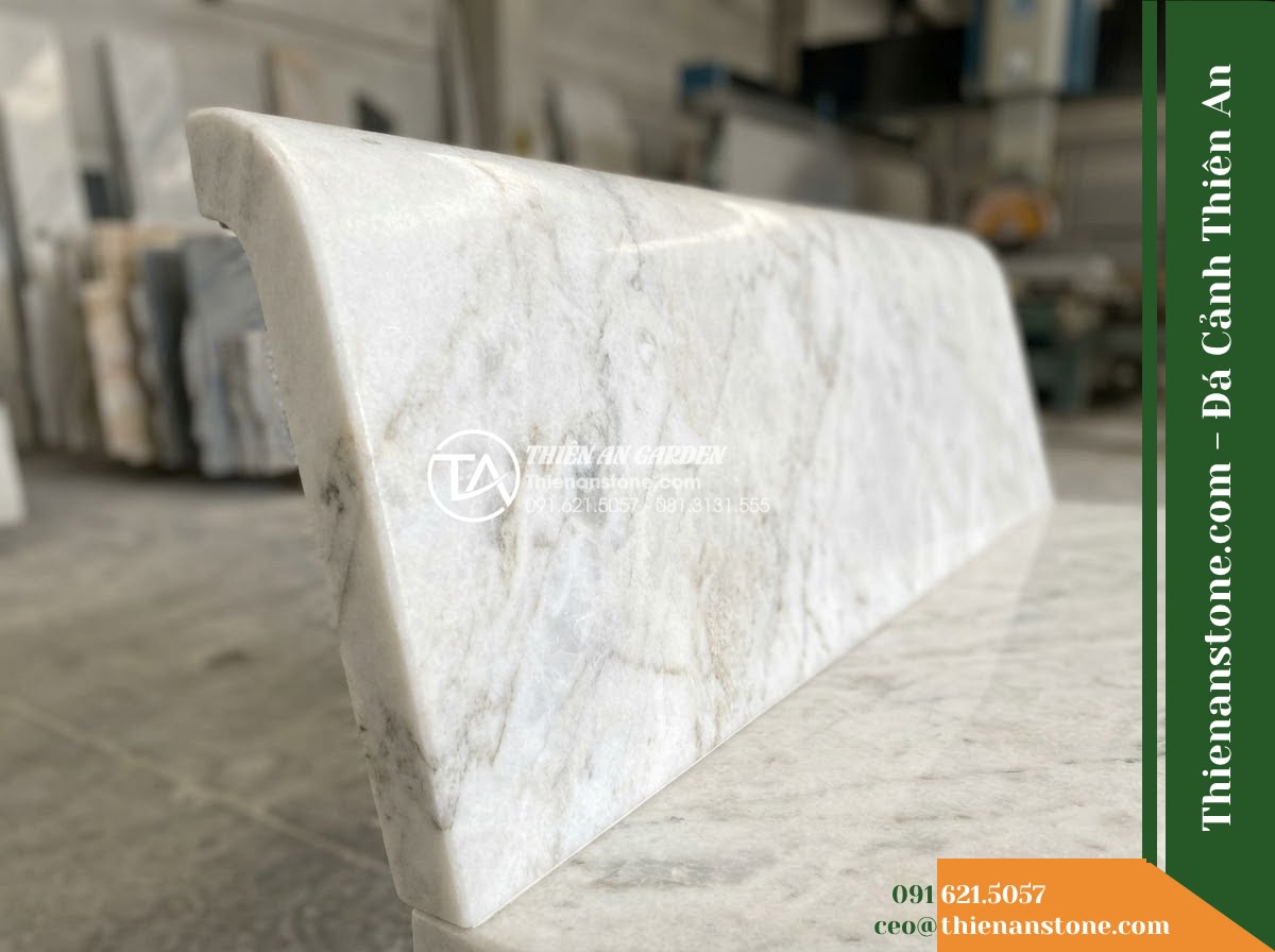 Ghế Đá Sân Trường Thân Thiện – Kích thước 160 x 45 x 45 cm – Kiểu dáng băng dài không tựa, chân chữ U. Chất liệu đá vàng cẩm thạch