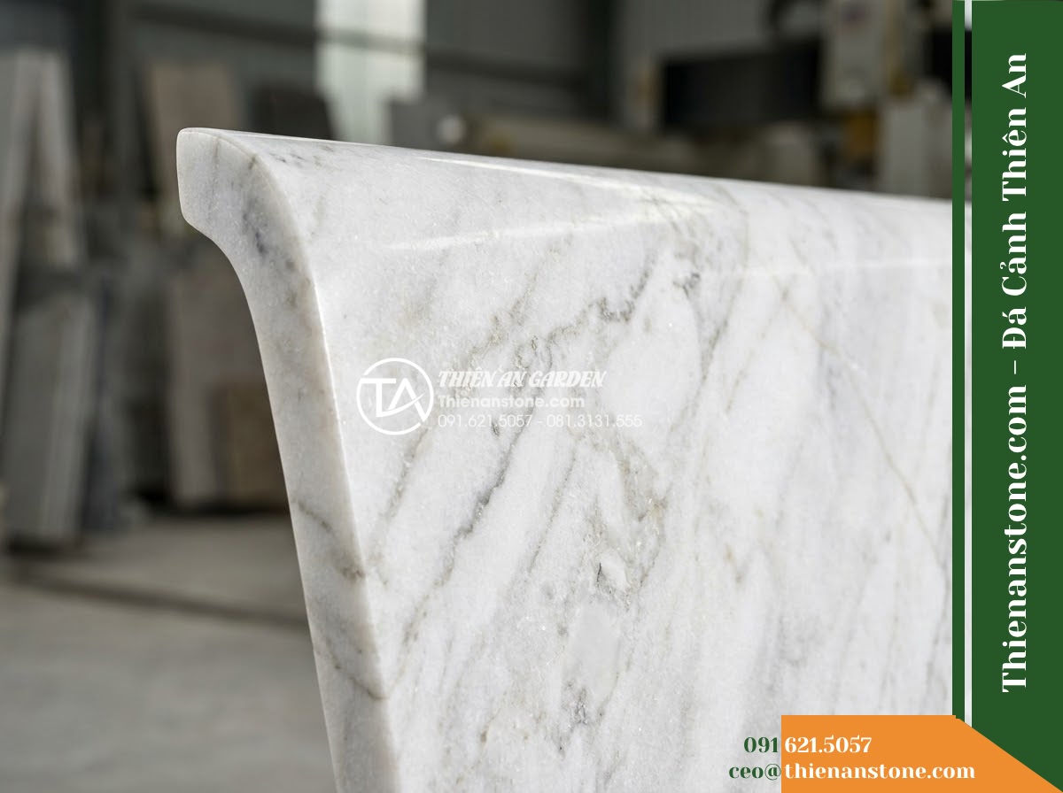 Ghế Đá Sân Trường Thân Thiện – Kích thước 160 x 45 x 45 cm – Kiểu dáng băng dài không tựa, chân chữ U. Chất liệu đá vàng cẩm thạch