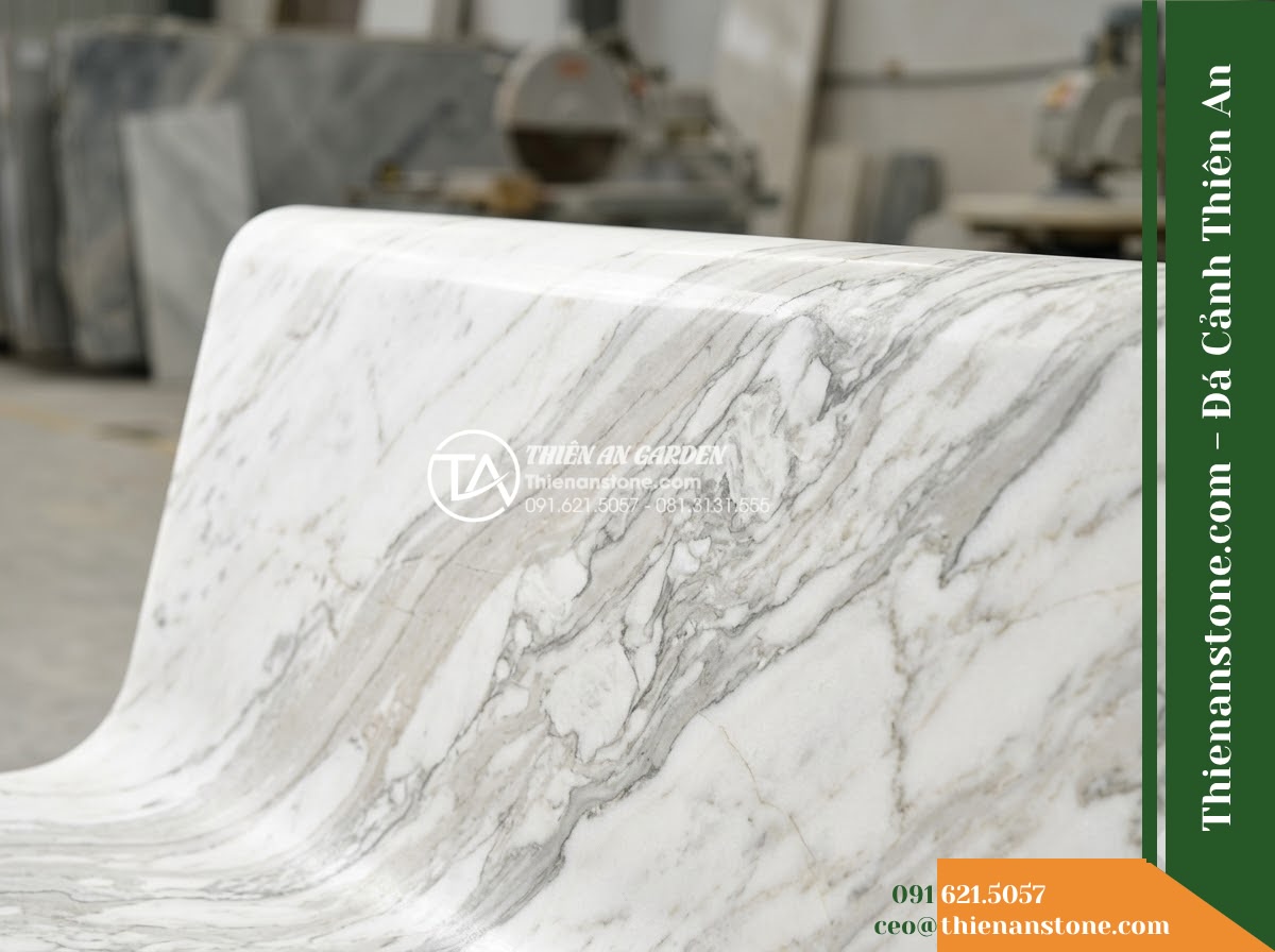 Ghế Đá Sân Trường Thành Công – Kích thước 180 x 50 x 84 cm – Kiểu dáng tựa cao nan dọc, chân trụ vuông. Chất liệu đá hoa cương